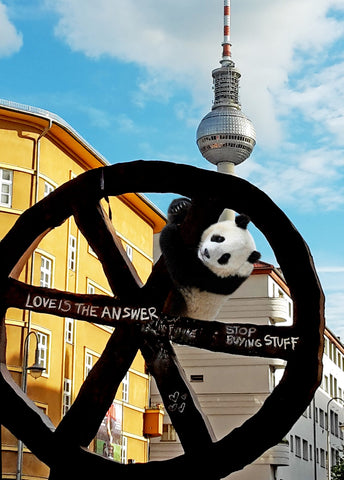 Pandabär vor der Volksbühne