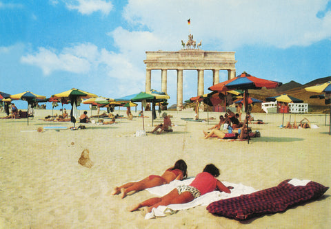 POSTER - Sonnenbaden am Brandenburger Tor