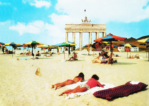 Sonnenbaden am Brandenburger Tor